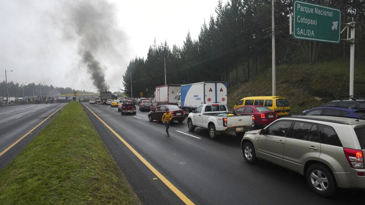 Autopista cortada por las protestas cerca del Parque Nacional de Cotopaxi.