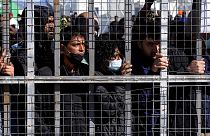 Μετανάστες πίσω από τον φράχτη στο κέντρο υποδοχής Πουρνάρα στην Κυπρο