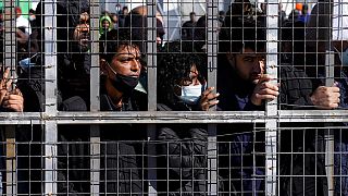 Μετανάστες πίσω από τον φράχτη στο κέντρο υποδοχής Πουρνάρα στην Κυπρο