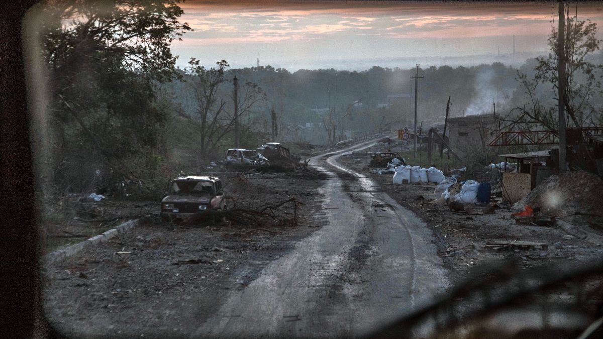 Restos destruidos de coches durante los fuertes combates en la línea del frente en Severodonetsk en la región ucraniana de Lugansk, el miércoles 8 de junio de 2022.