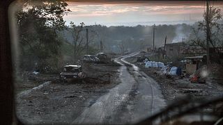 Restos destruidos de coches durante los fuertes combates en la línea del frente en Severodonetsk en la región ucraniana de Lugansk, el miércoles 8 de junio de 2022.