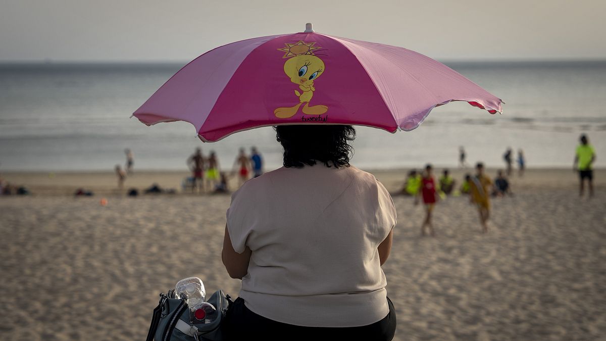 Ein Frau am Strand von Cadiz, Spanien, 13.06.2022