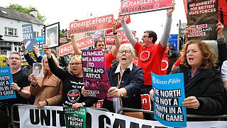 Hillsborough, Irlanda del Nord, 16 maggio 2022: manifestanti protestano all'arrivo del premier britannico Boris Johnson