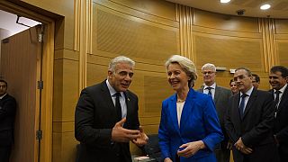 La presidenta de la CE, Ursula von der Leyen, y el ministro de Exteriores de Israel, Yair Lapid, 13/6/2022