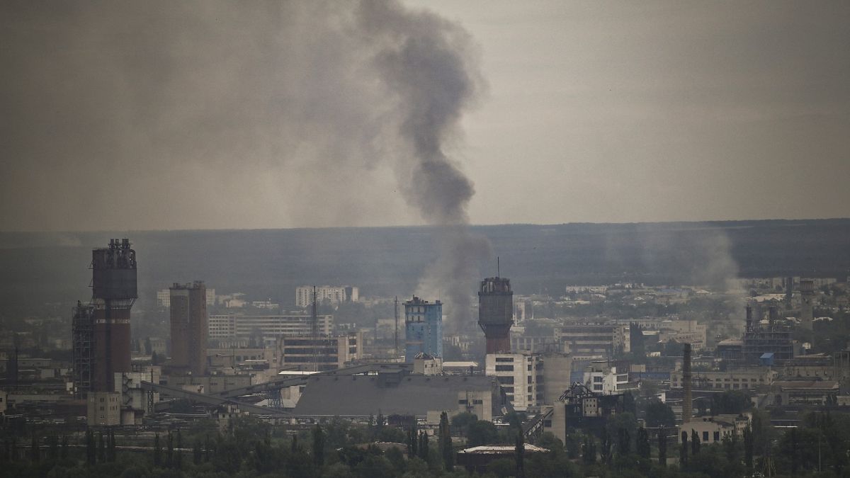 Fumée s'échappant de Severodonetsk, en proie à d'intenses bombardements des forces russes le 13 juin 2022