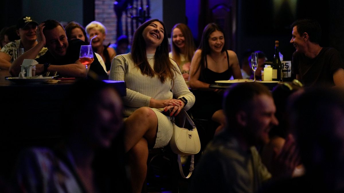 جانب من الحضور خلال عرض كوميدي حي لسيرهي ليبكو في كييف، السبت 11 يونيو 2022