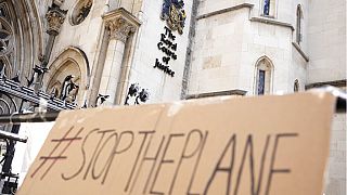 İngiltere'de sığınmacıların Ruanda'ya gönderilmesine karşı çıkan protestocuların yazdığı "Uçağı durdurun" pankartı