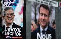 Melenchon (solda) ve Macron'un (sağda) seçim afişleri