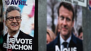 Melenchon (solda) ve Macron'un (sağda) seçim afişleri