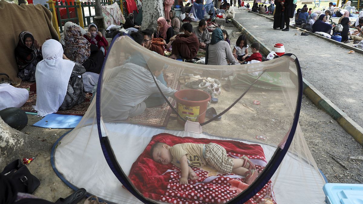 طفل أفغاني ينام تحت ناموسية حيث نصب النازحون خيامًا مؤقتة على الأرض سعياً للحصول على حق اللجوء من مفوضية الأمم المتحدة لشؤون اللاجئين،في بإسلام أباد بالباكستان، 9 مايو 2022