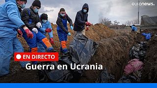 ARCHIVO - Cadáveres son colocados en una fosa común en las afueras de Mariúpol, Ucrania, el 9 de marzo de 2022