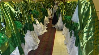 العرائس داخل قاعة الزفاف في انتظار بدء حفل الزواج الجماعي، كابول، 13 يونيو 2022