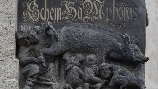 صورة التقطت في 14 يناير 2020 وهي لمنحوتة "جودنسو" أو "خنزير يهودي" على واجهة، كنيسة المدينة في فيتنبرغ ألمانيا