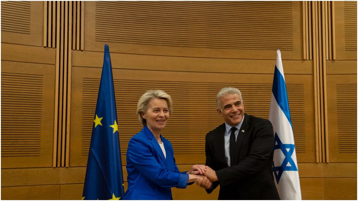 رئيسة المفوضية الأوروبية أورسولا فون دير لاين مع  وزير الخارجية الإسرائيلي يائير لابيد 13/06/2022