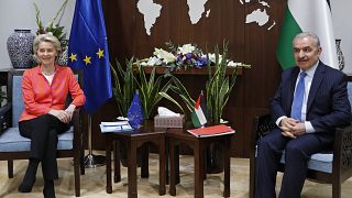 رئيسة المفوضية الأوروبية أورسولا فون دير لاين تلتقي برئيس الوزراء الفلسطيني محمد أشتية في رام الله بالضفة الغربية - الثلاثاء 14 يونيو 2022.