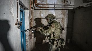 Orosz katona a mariupoli Azovsztal acélipari üzem földalatti labirintusában június 13-án