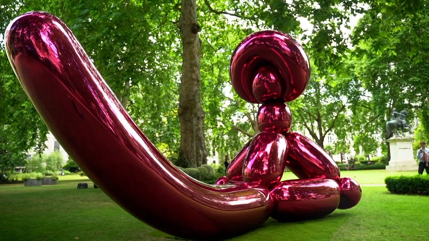 Drank les Zorg Jeff Koons 'Balloon Monkey' sculpture expected to sell for millions at  auction for Ukraine | Euronews