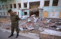 Представитель самопровозглашенной ДНР Эдуард Басурин перед школой № 22, обстрелянной 30 апреля в Донецке на фоне продолжающихся военных действий России в Украине.