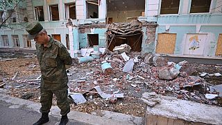 Представитель самопровозглашенной ДНР Эдуард Басурин перед школой № 22, обстрелянной 30 апреля в Донецке на фоне продолжающихся военных действий России в Украине.