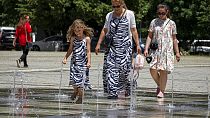 Περαστικοί σε κεντρική πλατεία στην Πρίστινα του Κοσόβου