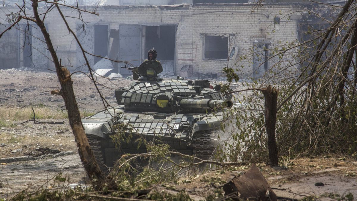 Tanque ucraniano na linha de frente em Severodonetsk