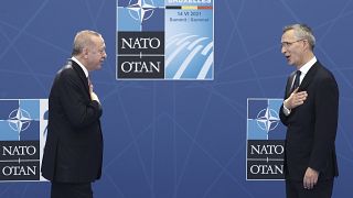 الأمين العام لحف الأطلسي، الناتو ينس ستولتنبرغ يستقبل الرئيس التركي رجب طيب أردوغان عند وصوله لحضور قمة الناتو في بروكسل. الإثنين 14 يونيو 2021.