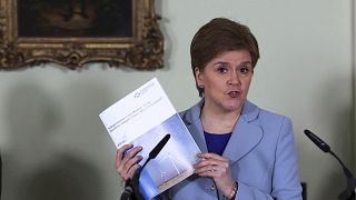 La primera ministra de Escocia, Nicola Sturgeon, presenta en una rueda de prensa un nuevo documento sobre la independencia de Escocia, en Bute House, Edimburgo, Escocia, el ma
