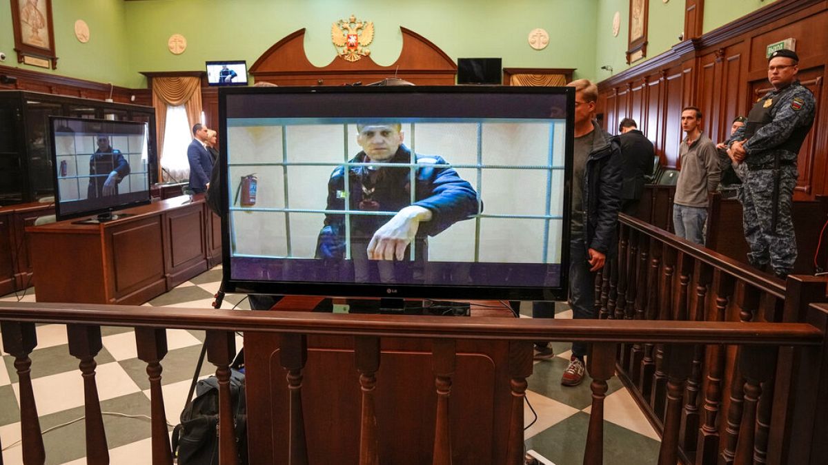 Ο Αλεξέι Ναβάλνι παρακολουθεί τη δίκη του μέσω τηλεδιάσκεψης από το κελί του
