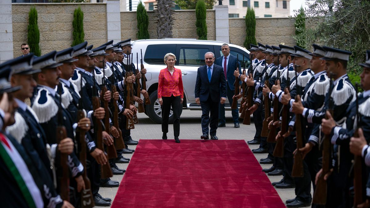 Le Premier ministre palestinien Mohammad Shtayyeh, accueille la présidente de la Commission européenne Ursula von der Leyen, en Cisjordanie, 14 juin 2022.
