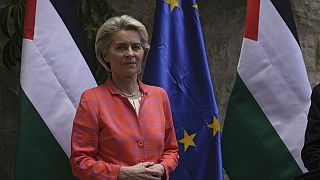 Председатель Комиссии ЕС Урсула фон дер Ляйен прибывает на встречу с премьер-министром Палестины Мохаммадом Штайе в город Рамаллах на Западном берегу Иордана 14 июня 2022 года