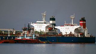 نفتکش لانا حامل نفت ایران و تحت پرچم ایران، در محاصره کشتی‌های دیگر در سواحل یونان