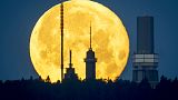 La superluna encima de las torres de telecomunicaciones de Feldberg, cerca de Francfort, Alemania 15/6/2022