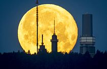 La superluna encima de las torres de telecomunicaciones de Feldberg, cerca de Francfort, Alemania 15/6/2022