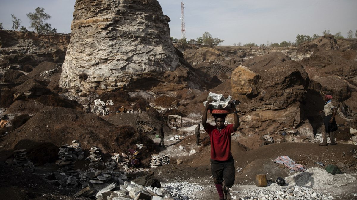 Iszlamista terror elől menekülők dolgoznak egy Burkina Faso-i bányában