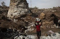 Iszlamista terror elől menekülők dolgoznak egy Burkina Faso-i bányában
