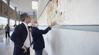 Ο Πρωθυπουργός Κυριάκος Μητσοτάκης ξεναγήθηκε από τον Γενικό Διευθυντή του Μουσείου Νίκο Σταμπολίδη στο Μουσείο της Ακρόπολης, όπου παραχώρησε συνέντευξη στην εκπομπή της ΕΡΤ1