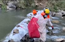 Autoridades sanitarias toman muestras en el río Chillón, Perú