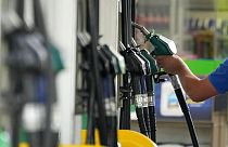 In Italia la benzina torna sopra il livello d'allarme dei 2 euro al litro
