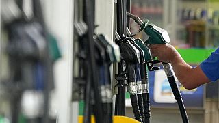 Les prix des carburants dépassent la barre des deux euros le litre dans plusieurs pays européens.