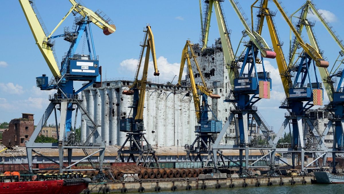 صوامع ومخازن للحبوب في ميناء ماريوبول، أوكرانيا