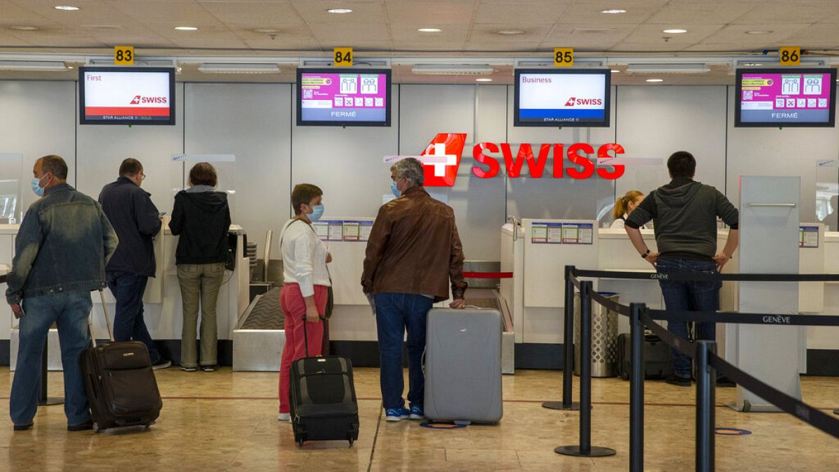 Utasok várakoznak egy svájci repülőtéren