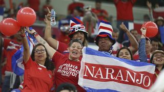 Los aficionados de Costa Rica animan antes del partido de fútbol de clasificación para el Mundial 2022 entre Nueva Zelanda y Costa Rica en Catar, el 14 de junio de 2022