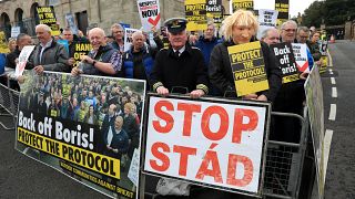 Manifestantes protestan frente al castillo de Hillsborough, antes de una visita del primer ministro británico Boris Johnson, Irlanda del Norte, el 16 de mayo de 2022