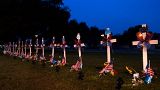 21 cruces erigidas en la calle principal de Uvalde, Texas, para honrar a las víctimas de la masacre en una escuela primaria de la localidad, 1/6/2022