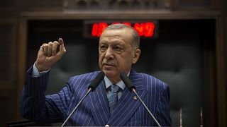 Ο Ρετζέπ Ταγίπ Ερντογάν απευθυνόμενος στην κοινοβουλευτική του ομάδα