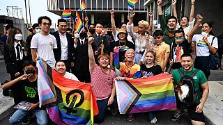 Tayland'da eşcinsel evliliklerin önünü açan ilk adım parlamento önünde toplanan bir grup aktivist tarafından coşkuyla kutlandı