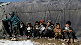 Des enfants réfugiés afghans dans un camp de réfugiés à Kaboul, Afghanistan, 14 février 2011.