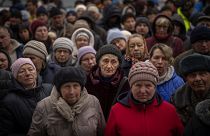 Los ucranianos esperan la distribución de alimentos organizada por la Cruz Roja en Bucha, en las afueras de Kiev, el 18 de abril de 2022.