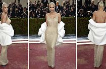 Kim Kardashian a híres ruhát viselve a Met Galán 