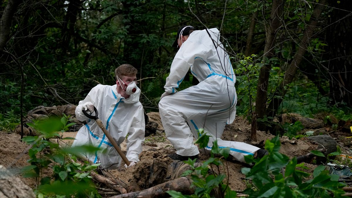 exhumation d'un charnier près de Bucha, dans la banlieue de Kyiv,  13 juin 2022. 